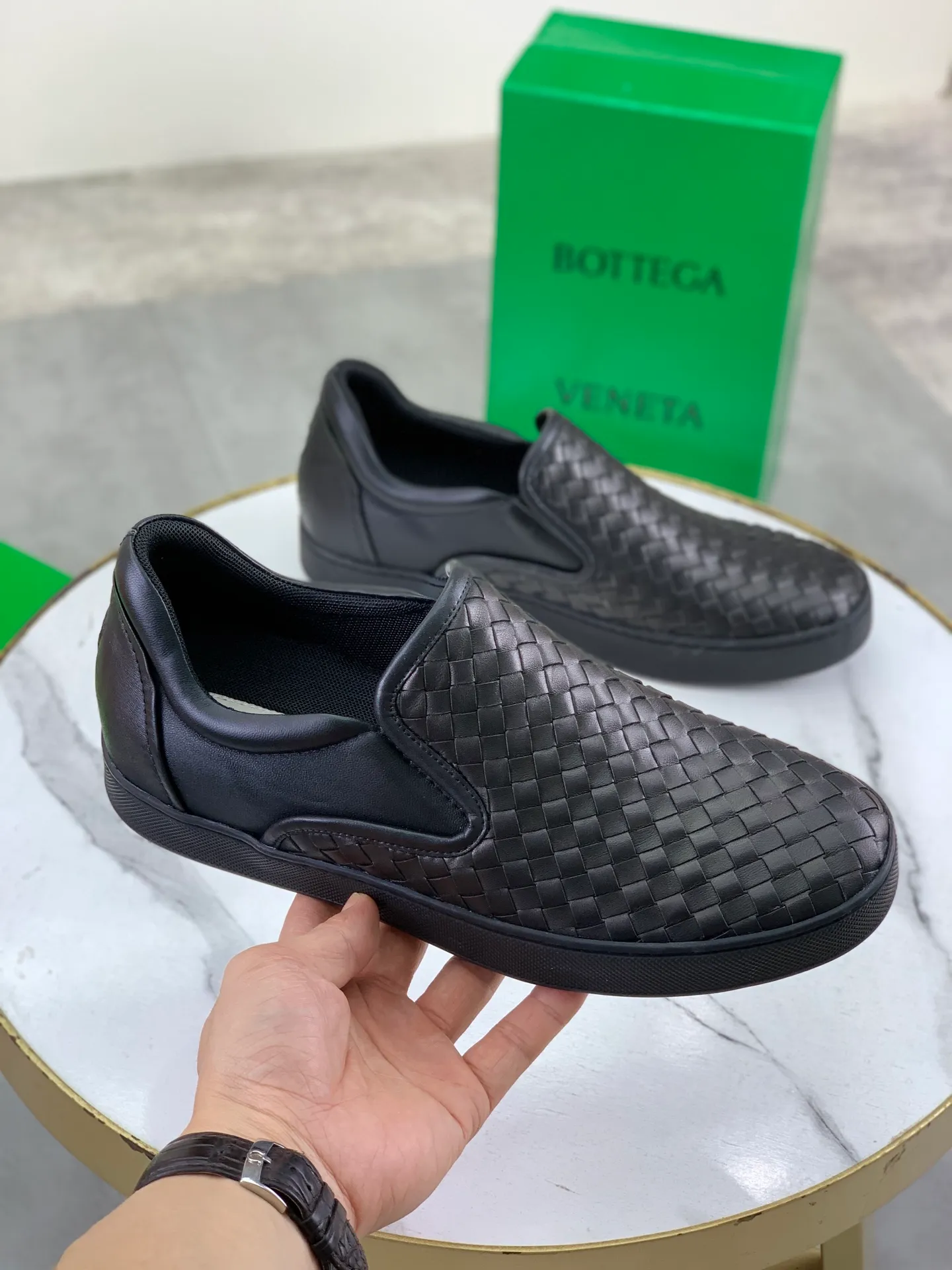 Factory price P720 💰Top quality💎💎💎 BOTTEGA VENETA official website synchronous couple👫The latest top version of the highest version of BV high-top casual shoes in the market, accept material comparison, shoe type comparison, process comparison, practical and textured, versatile, suitable for any occasion, the more you look at it, the more flavorful it becomes. Pure hand-woven craftsmanship - upper material, imported original woven calfskin - high-quality water-dyed cowhide inside - original private model customized outsole -Size: male 39-44 (customized 38 45 46) female 35-39 (customized 34 40 41) Comes with original BV green box, complete packaging.
